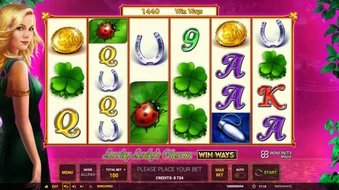 Offizielles Spielbild: Lucky Lady’s Charm Win Ways: sechs Walzen mit Kleeblättern und variablen Symbolhöhen