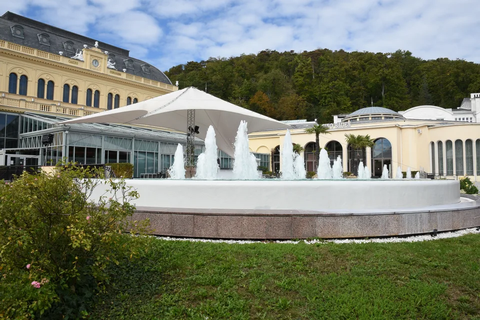 Casino Baden mit Brunnen und Terrasse