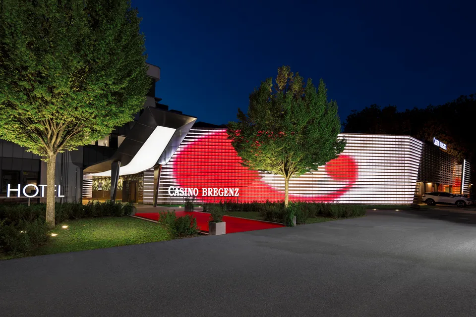 Außenansicht des Casinos Bregenz bei Nacht
