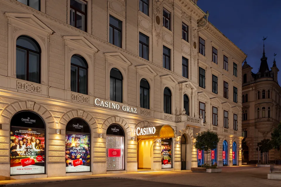 Außenansicht des Casinos Graz bei Nacht