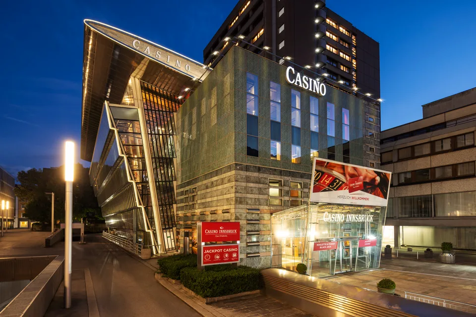 Außenansicht des Casinos Innsbruck bei Nacht