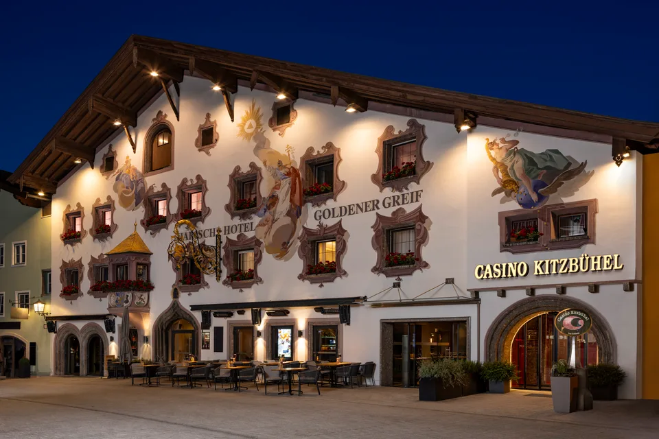 Außenansicht des Casinos Kitzbühel bei Nacht