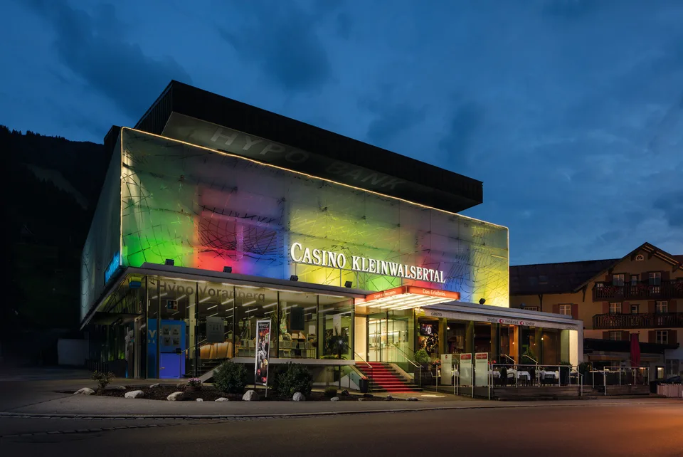 Außenansicht des Casinos Kleinwalsertal bei Nacht