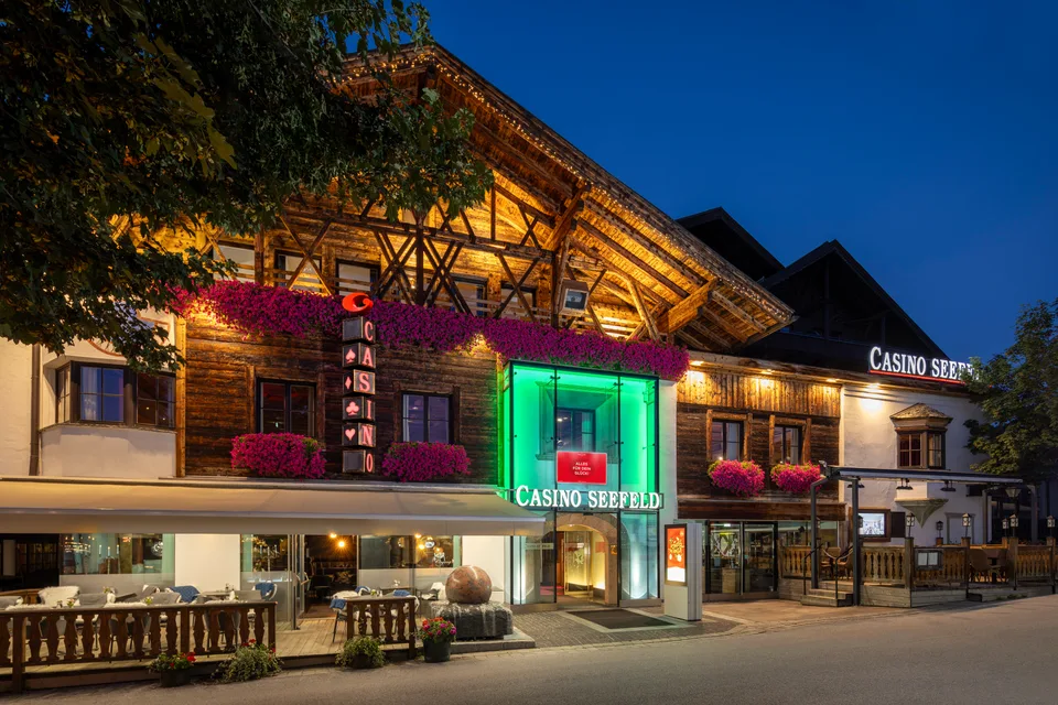 Außenansicht des Casinos Seefeld bei Nacht