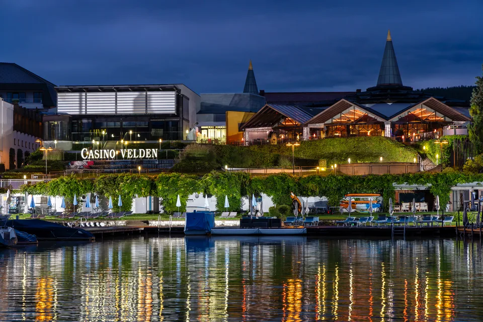 Außenansicht des Casinos Velden bei Nacht
