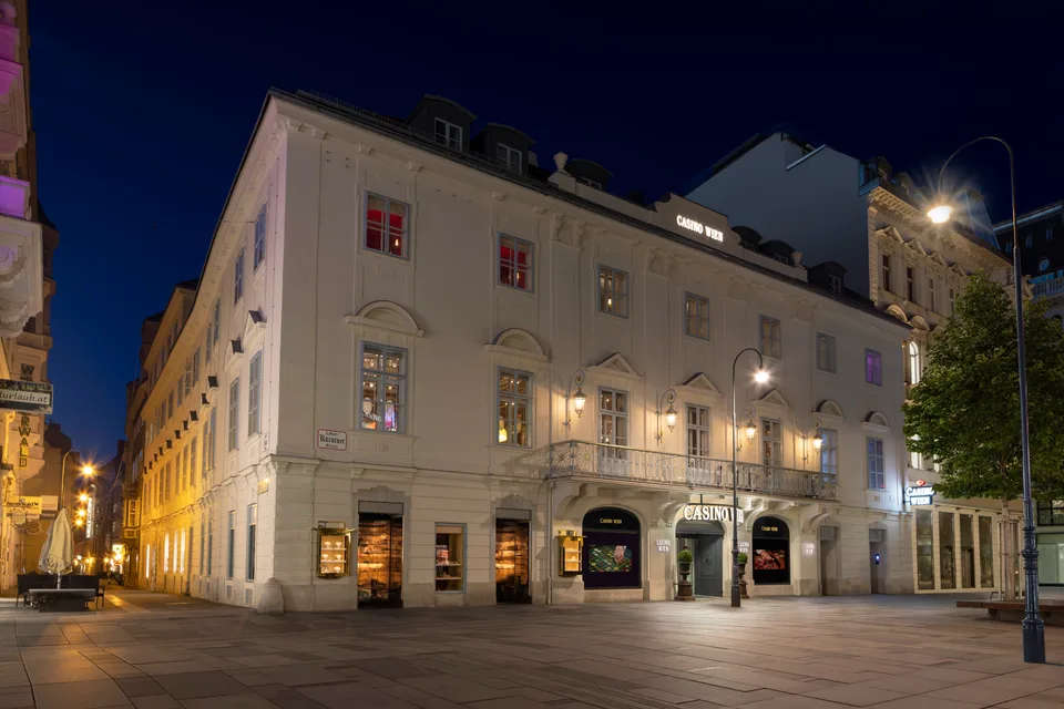 Außenansicht des Casinos Wien bei Nacht