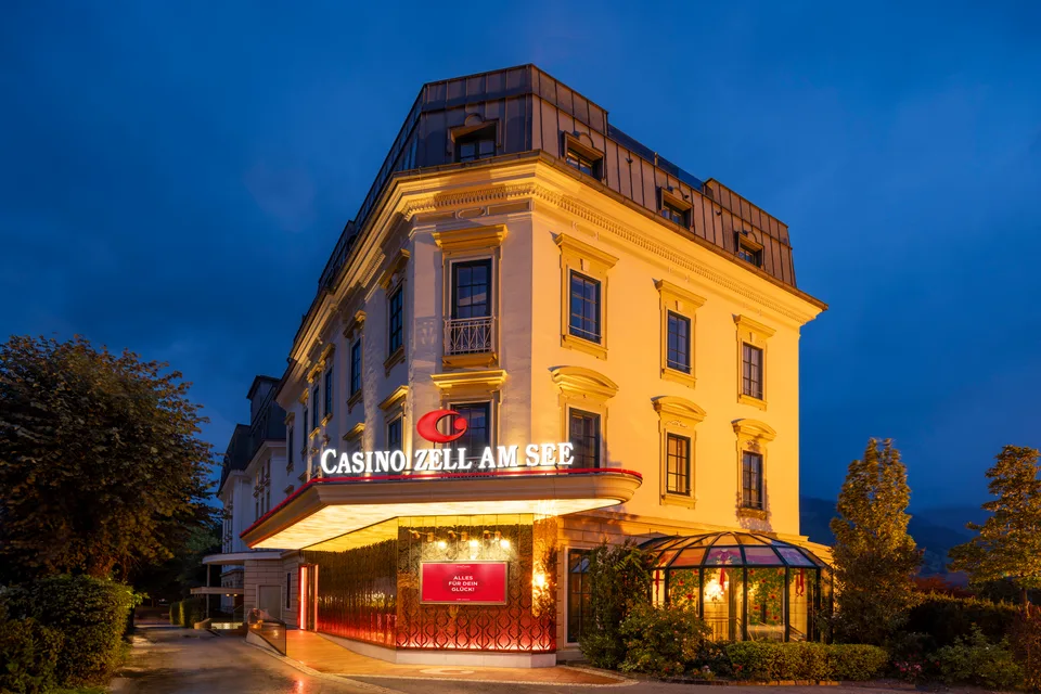 Außenansicht des Casinos Zell am See bei Nacht